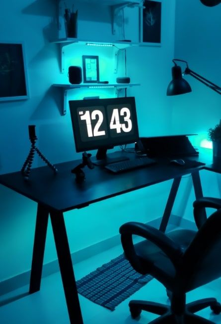 暗い部屋に置かれたデスクとパソコン